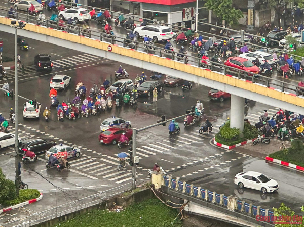 CSGT Hà Nội khuyến cáo người dân di chuyển trong thời tiết mưa lớn -0