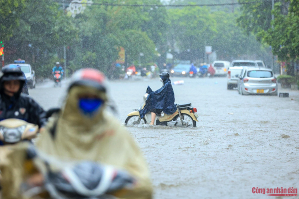 Hà Nội mưa như trút nước, đường phố ngập sâu -0