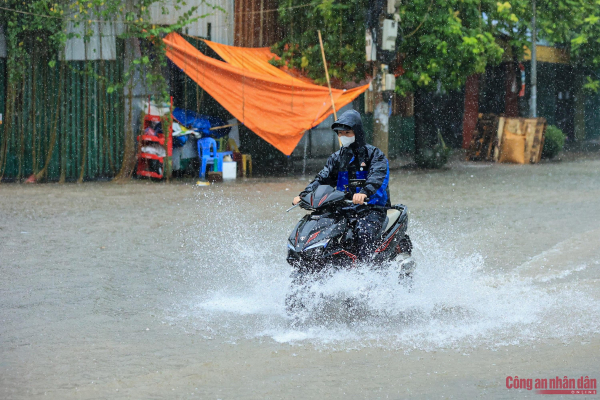 Hà Nội mưa như trút nước, đường phố ngập sâu -2