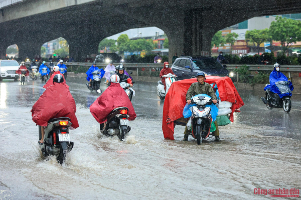 Hà Nội mưa như trút nước, đường phố ngập sâu -4