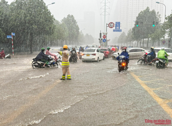 Hà Nội mưa như trút nước, đường phố ngập sâu -7