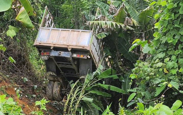 Xe tải chở keo lao xuống vực khi qua đèo Liêu, 2 người tử vong -0