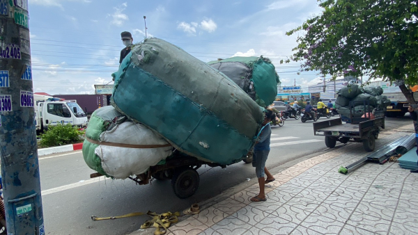 Bị phạt vì chở hàng cồng kềnh, nhiều bác tài tiếp tục nại lý do...mưu sinh -1