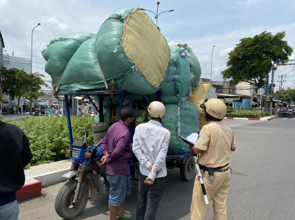 Bị phạt vì chở hàng cồng kềnh, nhiều bác tài tiếp tục nại lý do...mưu sinh -1