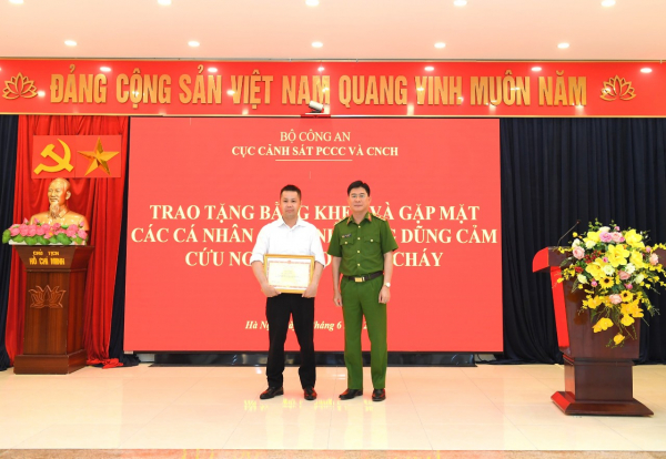 Trao tặng Bằng khen của Bộ Công an và gặp mặt các cá nhân có hành động dũng cảm cứu người trong vụ cháy -0
