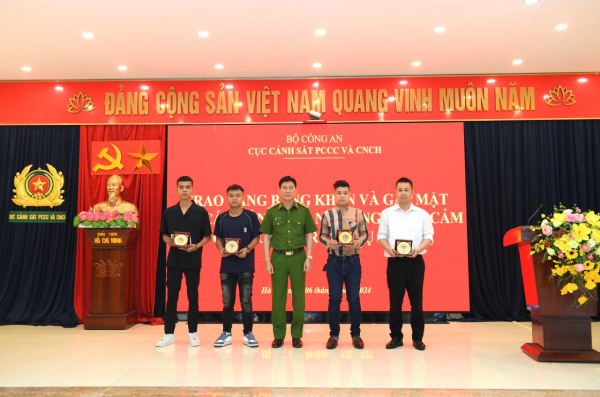 Trao tặng Bằng khen của Bộ Công an và gặp mặt các cá nhân có hành động dũng cảm cứu người trong vụ cháy -0