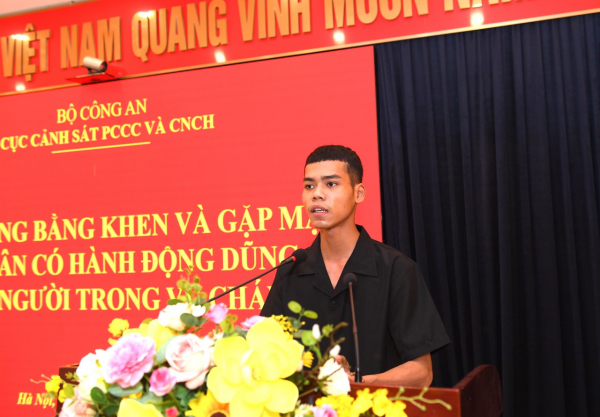 Trao tặng Bằng khen của Bộ Công an và gặp mặt các cá nhân có hành động dũng cảm cứu người trong vụ cháy -0