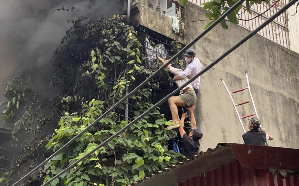 Trao tặng Bằng khen của Bộ Công an và gặp mặt các cá nhân có hành động dũng cảm cứu người trong vụ cháy -0