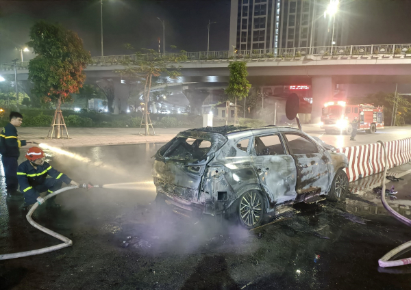 Nghi đâm vào dải phân cách, ô tô con cháy rụi trong đêm -0