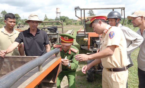 Dán phản quang cho máy cày phòng ngừa tai nạn ở vùng nông thôn -0