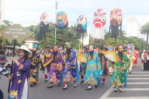 Rực rỡ sắc màu văn hóa tại lễ hội đường phố Festival Huế 2024 -1