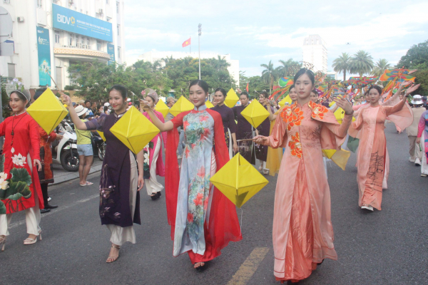 Rực rỡ sắc màu văn hóa tại lễ hội đường phố Festival Huế 2024 -0