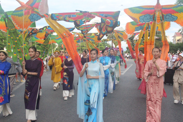 Rực rỡ sắc màu văn hóa tại lễ hội đường phố Festival Huế 2024 -1