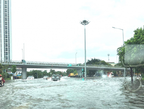 Công an Hải Phòng xuống đường giúp dân trong mưa lụt kỷ lục -0