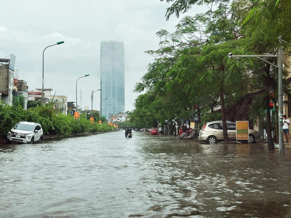Công an Hải Phòng xuống đường giúp dân trong mưa lụt kỷ lục -0