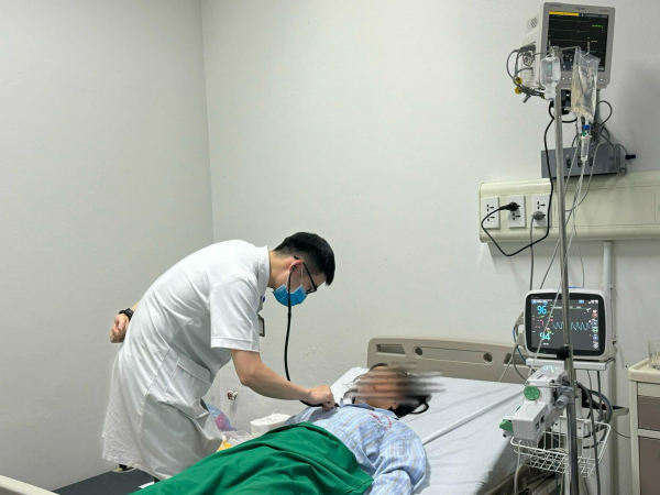 Một phụ nữ ở Hà Nội phổi đông đặc sau 7 ngày sốt xuất huyết -0