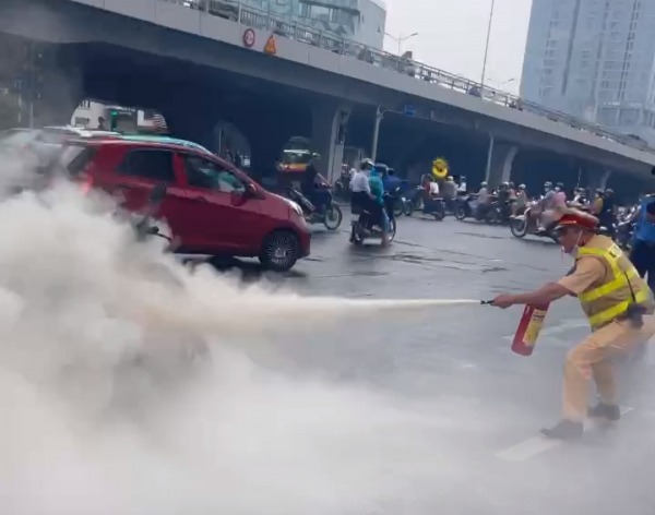 CSGT giúp người dân dập tắt đám cháy xe máy trong mưa -0