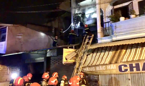 Nhờ lối thoát hiểm thứ 2, 5 người trong căn nhà được cứu khỏi đám cháy -0