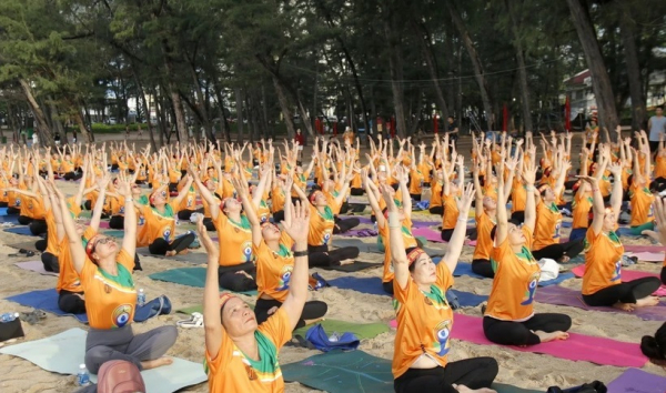 Hơn 600 người đồng diễn  nhân Ngày quốc tế Yoga lần thứ 10 -0