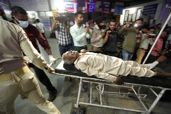 Xe chở người hành hương ở Ấn Độ bị tấn công, 10 người thiệt mạng -0