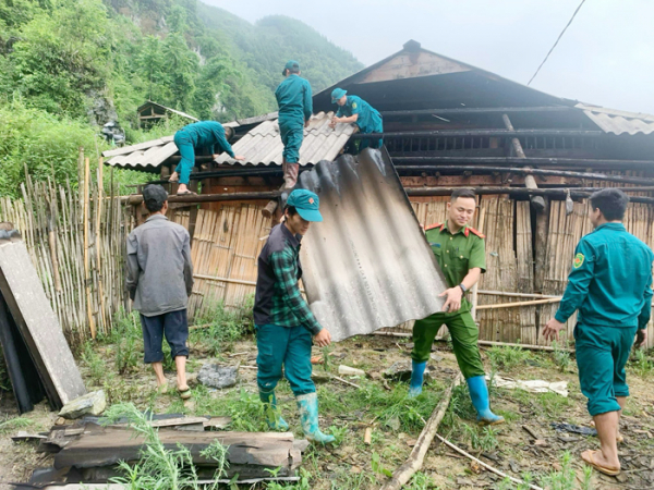Công an huyện Bảo Lâm, Bảo Lạc hỗ trợ người dân khắc phục hậu quả thiên tai lũ lụt -0