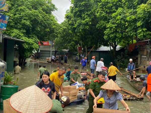Công an huyện Bảo Lâm, Bảo Lạc hỗ trợ người dân khắc phục hậu quả thiên tai lũ lụt -2