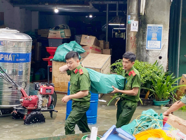 Công an huyện Bảo Lâm, Bảo Lạc hỗ trợ người dân khắc phục hậu quả thiên tai lũ lụt -3