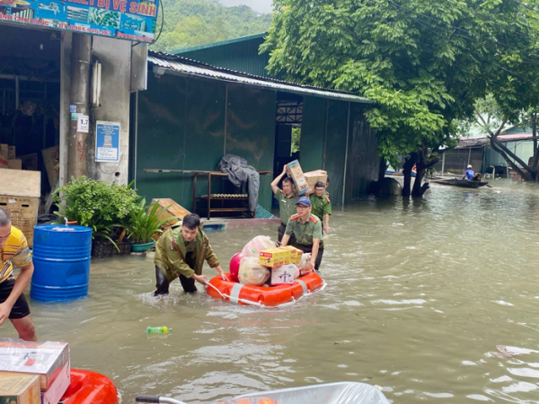 Công an huyện Bảo Lâm, Bảo Lạc hỗ trợ người dân khắc phục hậu quả thiên tai lũ lụt -4