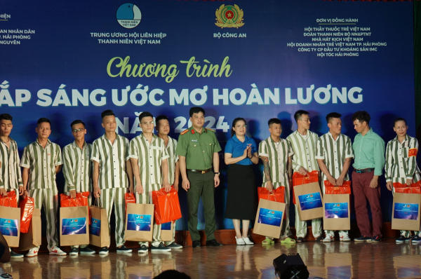 Xúc động chương trình “Thắp sáng ước mơ hoàn lương” -0