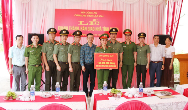 Công an tỉnh Lào Cai trao 2 nhà tình nghĩa cho CBCS -0