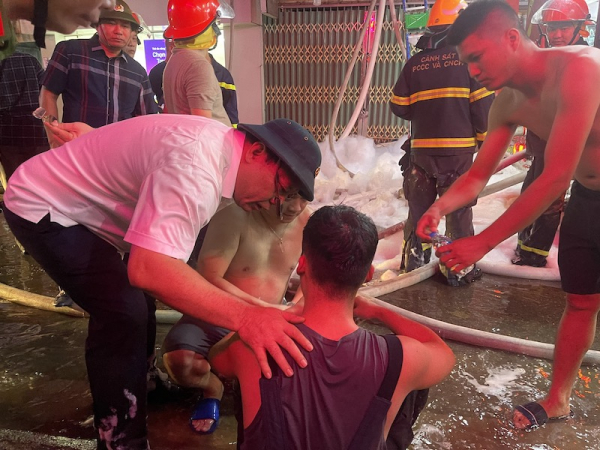 4 người tử vong trong đám cháy xảy ra tại nhà số 207, đường Định Công Hạ, Hoàng Mai, Hà Nội. -1