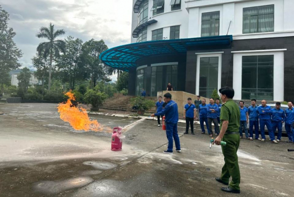 Lào Cai: Hơn 700 người thực hành chữa cháy, cứu nạn cứu hộ -0