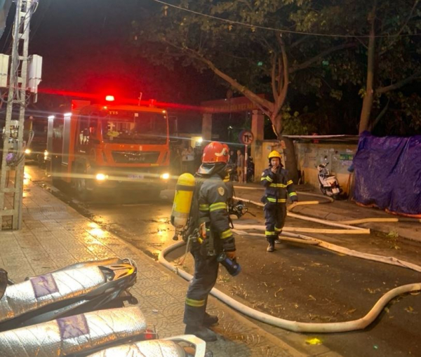Đang cháy lớn tại ngôi nhà 6 tầng trên phố Định Công Hạ, có người mắc kẹt -0