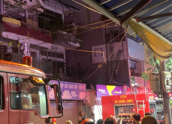 Đang cháy lớn tại ngôi nhà 6 tầng trên phố Định Công Hạ, có người mắc kẹt -1