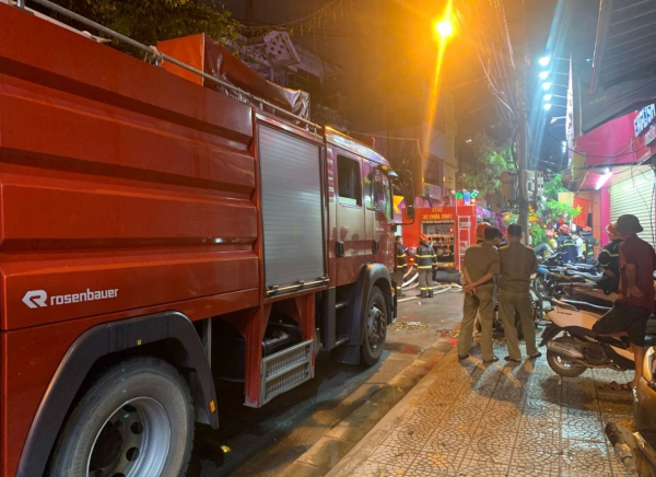 Đang cháy lớn tại ngôi nhà 6 tầng trên phố Định Công Hạ, có người mắc kẹt -2