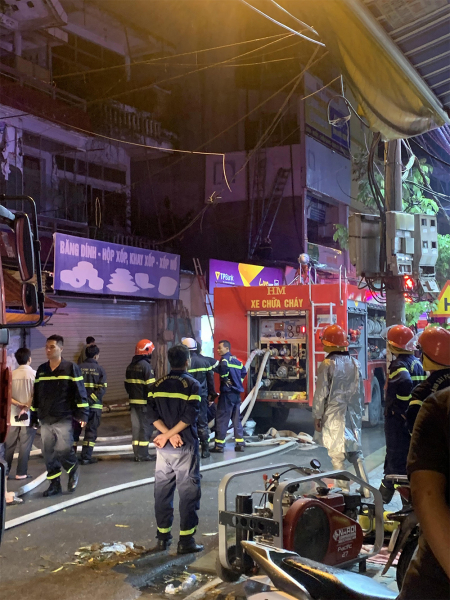 Đang cháy lớn tại ngôi nhà 6 tầng trên phố Định Công Hạ, có người mắc kẹt -0