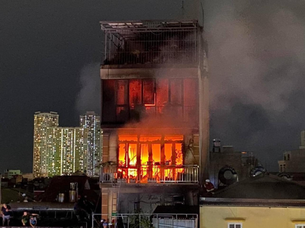 Đang cháy lớn tại ngôi nhà 6 tầng trên phố Định Công Hạ, có người mắc kẹt -1