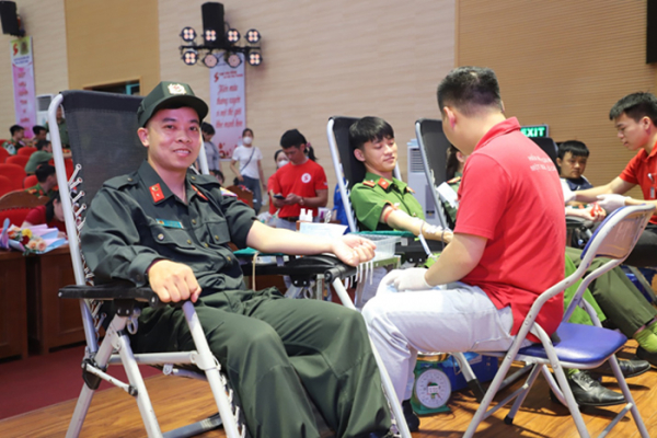 Gần 300 đơn vị máu được hiến tặng trong Ngày hội hiến máu tình nguyện đợt I năm 2024 của Công an tỉnh Bắc Giang -1