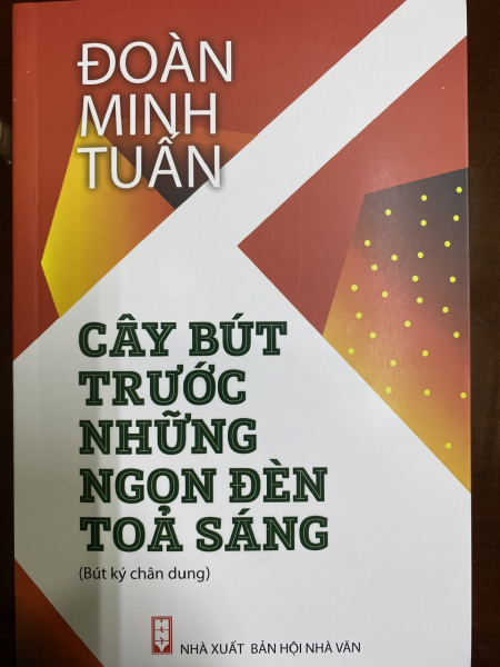 Nhà văn Đoàn Minh Tuấn ra mắt sách “Cây bút trước những ngọn đèn tỏa sáng” -0