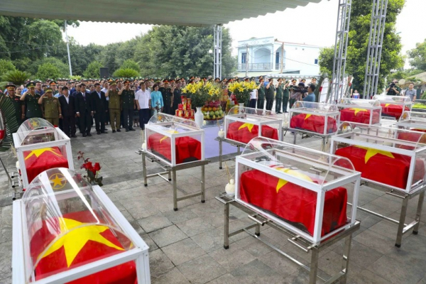 Remains of martyrs repatriated from Laos reburied in Dien Bien -0