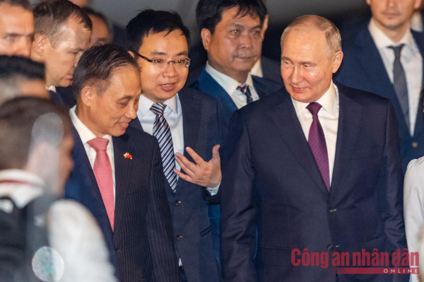 Tổng thống Vladimir Putin tới Hà Nội, bắt đầu chuyến thăm cấp Nhà nước đến Việt Nam -0