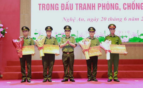 Trao thưởng thành tích đặc biệt xuất sắc trong đấu tranh phòng, chống tội phạm -0