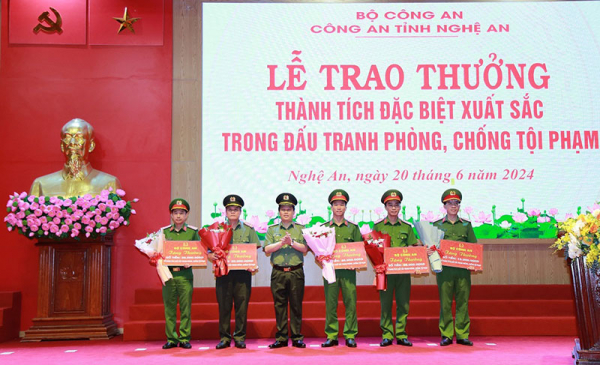 Trao thưởng thành tích đặc biệt xuất sắc trong đấu tranh phòng, chống tội phạm -1