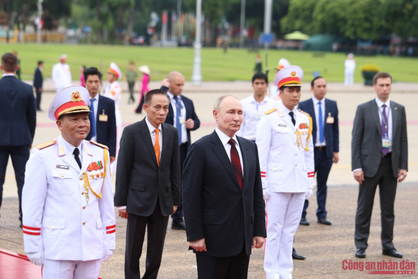 Tổng thống Vladimir Putin vào Lăng viếng Chủ tịch Hồ Chí Minh -0