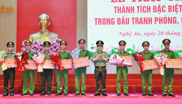 Trao thưởng thành tích đặc biệt xuất sắc trong đấu tranh phòng, chống tội phạm -0