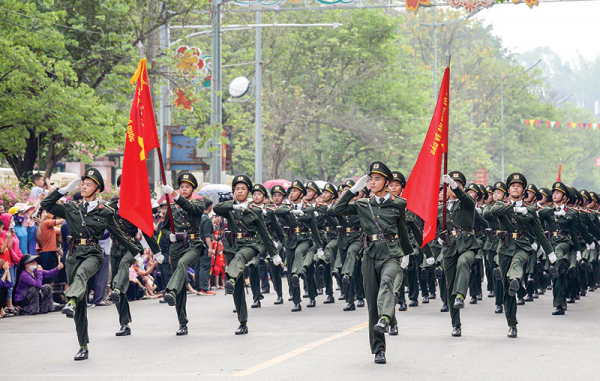 DB4-“Vượt nắng thắng mưa” ở thao trường tập luyện diễu binh -0