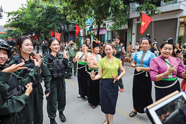 DB4-“Vượt nắng thắng mưa” ở thao trường tập luyện diễu binh -2