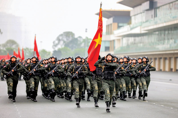 DB4-“Vượt nắng thắng mưa” ở thao trường tập luyện diễu binh -3