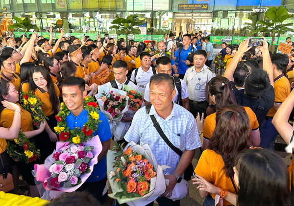 Cổ động viên vui mừng chào đón Câu lạc bộ bóng đá LPBank - HCMC trở về -0