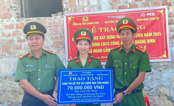 Trao kinh phí hỗ trợ xây nhà ở cho 2 cán bộ Công an Quảng Bình -0